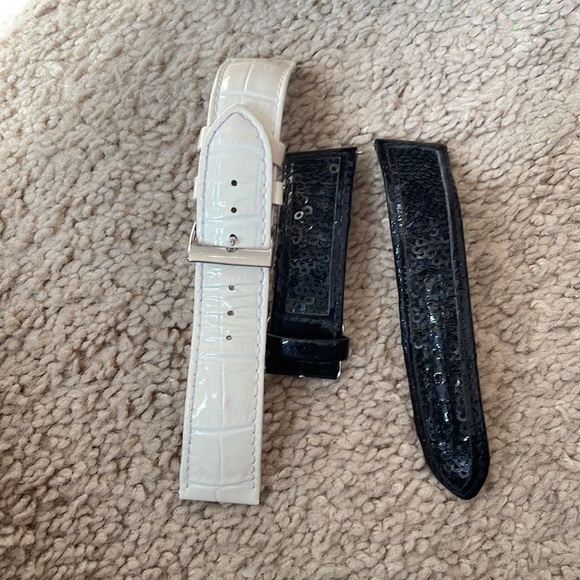 Beautiful guess square face watch with interchangeable bands. - Picture 2 of 3